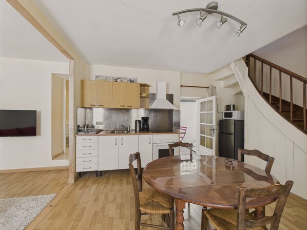 Fridge, microwave, oven, coffee/tea maker