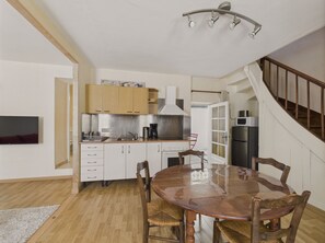 Fridge, microwave, oven, coffee/tea maker