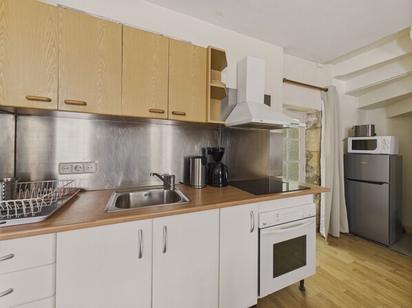 Fridge, microwave, oven, coffee/tea maker