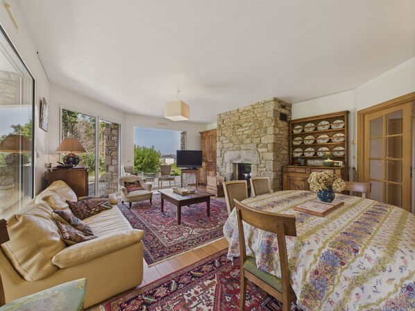 TV, fireplace