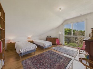 4 bedrooms, iron/ironing board, free WiFi