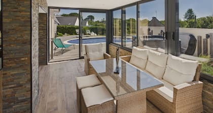 Piscina, jacuzzi y amplia terraza para 7 personas