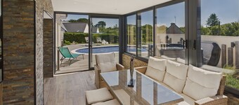 Swimming pool, jacuzzi and large terrace for 7