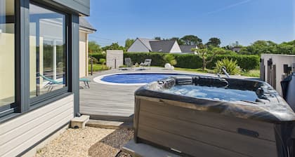 Piscine, jacuzzi et grande terrasse pour 7