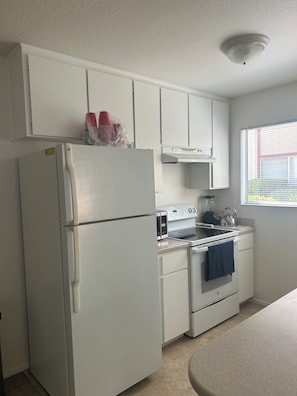 Refrigerador, microondas, horno, placa de cocina