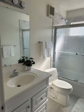 Handtücher, Seife, Shampoo, Toilettenpapier