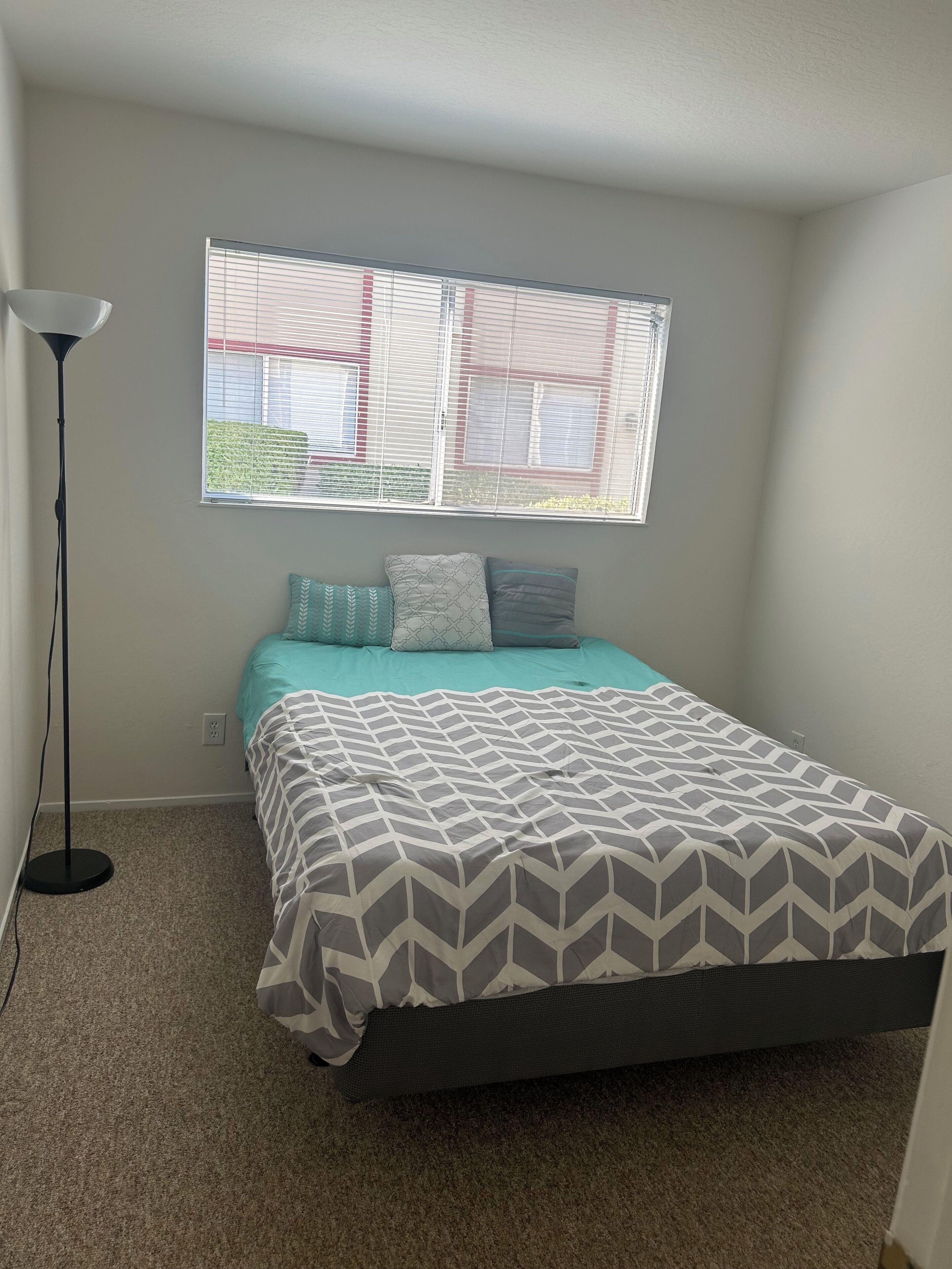 2 makuuhuonetta, työpöytä, ilmainen Wi-Fi, vuodevaatteet