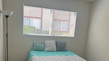 2 makuuhuonetta, työpöytä, ilmainen Wi-Fi, vuodevaatteet