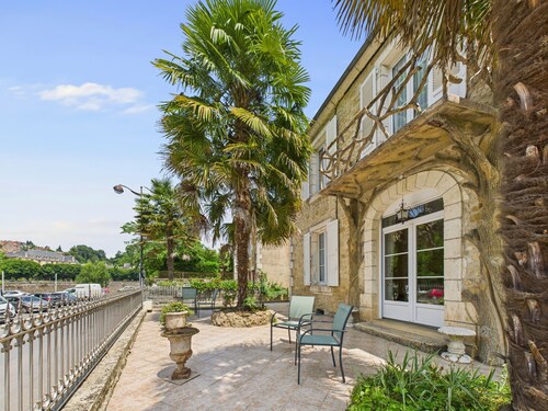 Facing the Vézère River – House for 6 – Terrace