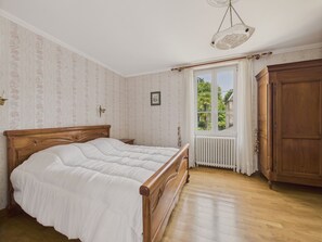 3 bedrooms, iron/ironing board