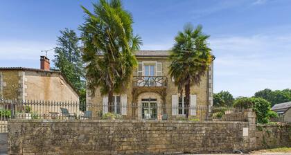 Facing the Vézère River – House for 6 – Terrace