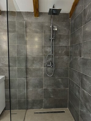 Een douche, een haardroger, handdoeken, zeep