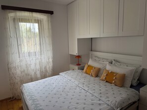2 bedrooms, iron/ironing board, WiFi, bed sheets