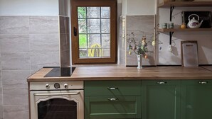 Eine Küche mit Einbauofen, Fenster mit Blick und einer Holzausstattung.