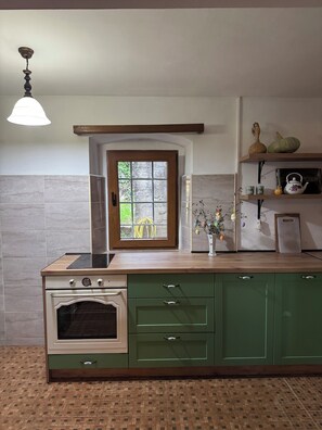 Micro-ondes, four, plaque de cuisson