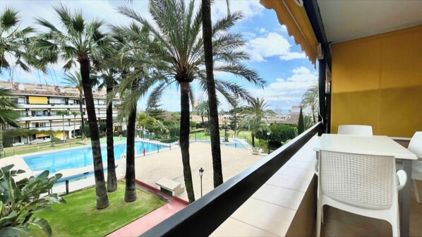 Outdoor dining - Studio in front of the pool (Marbella)