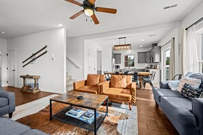 Smart TV, fireplace - Steps to Bus Loop | Hot Tub | Decks | Grill | Group Getaway Ready (Fraser)