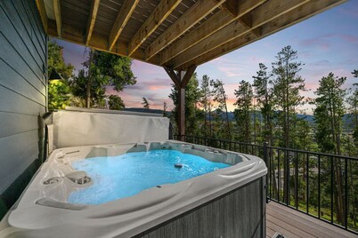 Steps to Bus Loop | Hot Tub | Decks | Grill | Group Getaway Ready