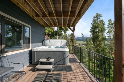 Steps to Bus Loop | Hot Tub | Decks | Grill | Group Getaway Ready