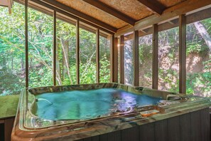 Indoor spa tub - Mountain Falls 2 | Creekside + Near Pigeon Forge (Sevierville)