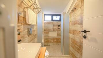 Departamento, balcón, vista a la alberca | Baño | Regadera, secadora de cabello, pantuflas, toallas