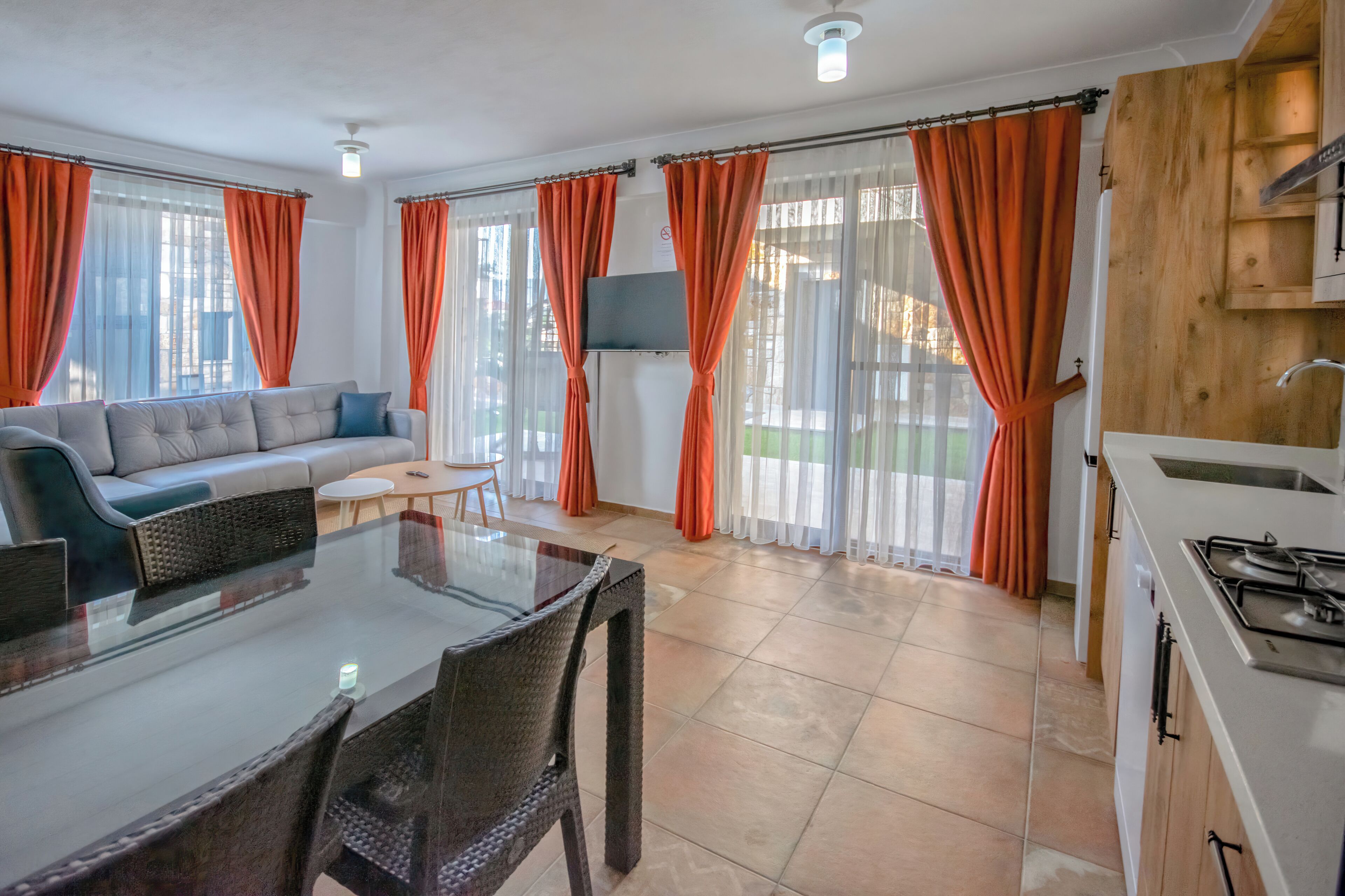 Villa, vistas al jardín | Caja fuerte, cortinas opacas, tabla de planchar con plancha