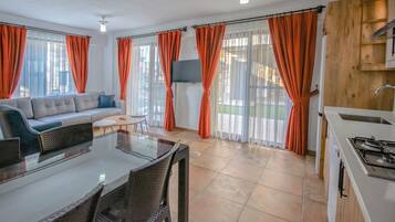 Villa, vistas al jardín | Caja fuerte, cortinas opacas, tabla de planchar con plancha