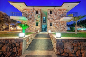 Huone, parveke, näköala uima-altaalle | Tallelokero huoneessa, pimennysverhot, silitysrauta/-lauta