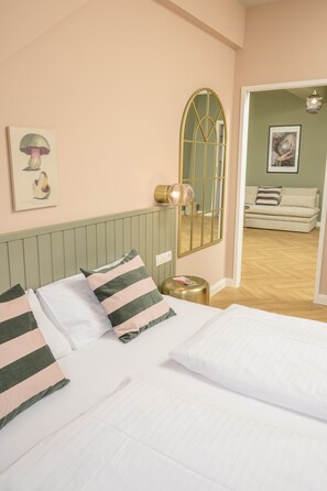 3 bedrooms, desk, free WiFi, bed sheets - Palais Palffy I Spacious Apartment without Kitchen (Vienna)