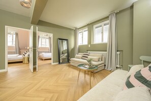3 bedrooms, desk, free WiFi, bed sheets - Palais Palffy I Spacious Apartment without Kitchen (Vienna)