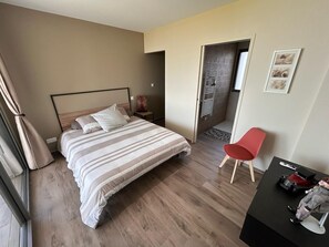3 bedrooms, iron/ironing board, free WiFi