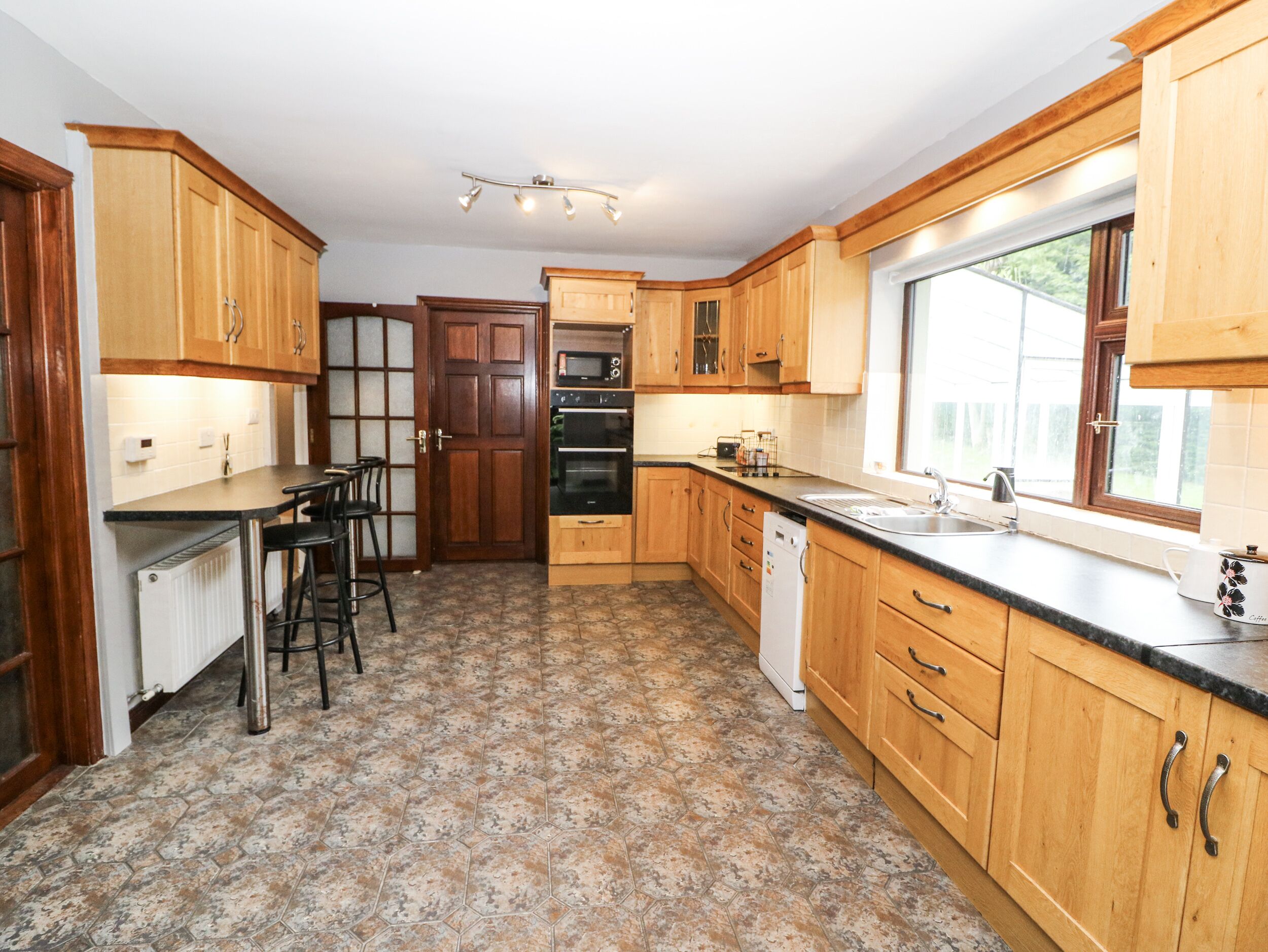 Cottage | Private kitchen | Dishwasher, cookware/dishes/utensils