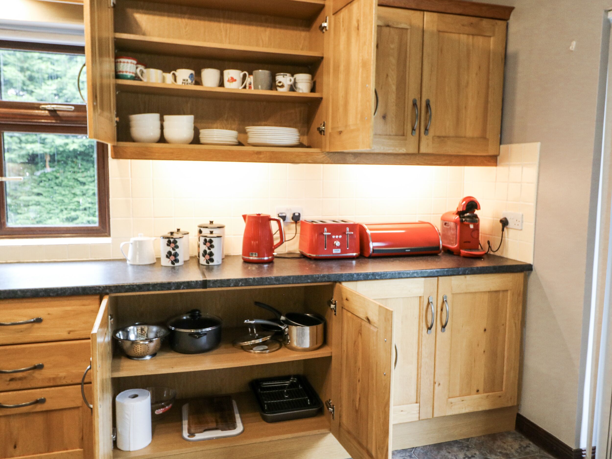 Cottage | Private kitchen | Dishwasher, cookware/dishes/utensils