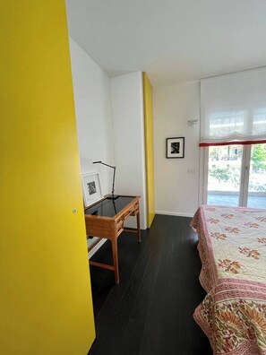 1 dormitorio, tabla de planchar con plancha, wifi y ropa de cama