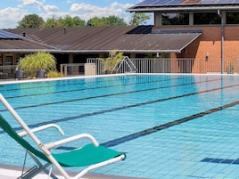 Una piscina techada, una piscina al aire libre