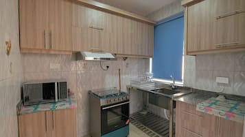 Frigorífico grande, microondas, horno y placa de cocina