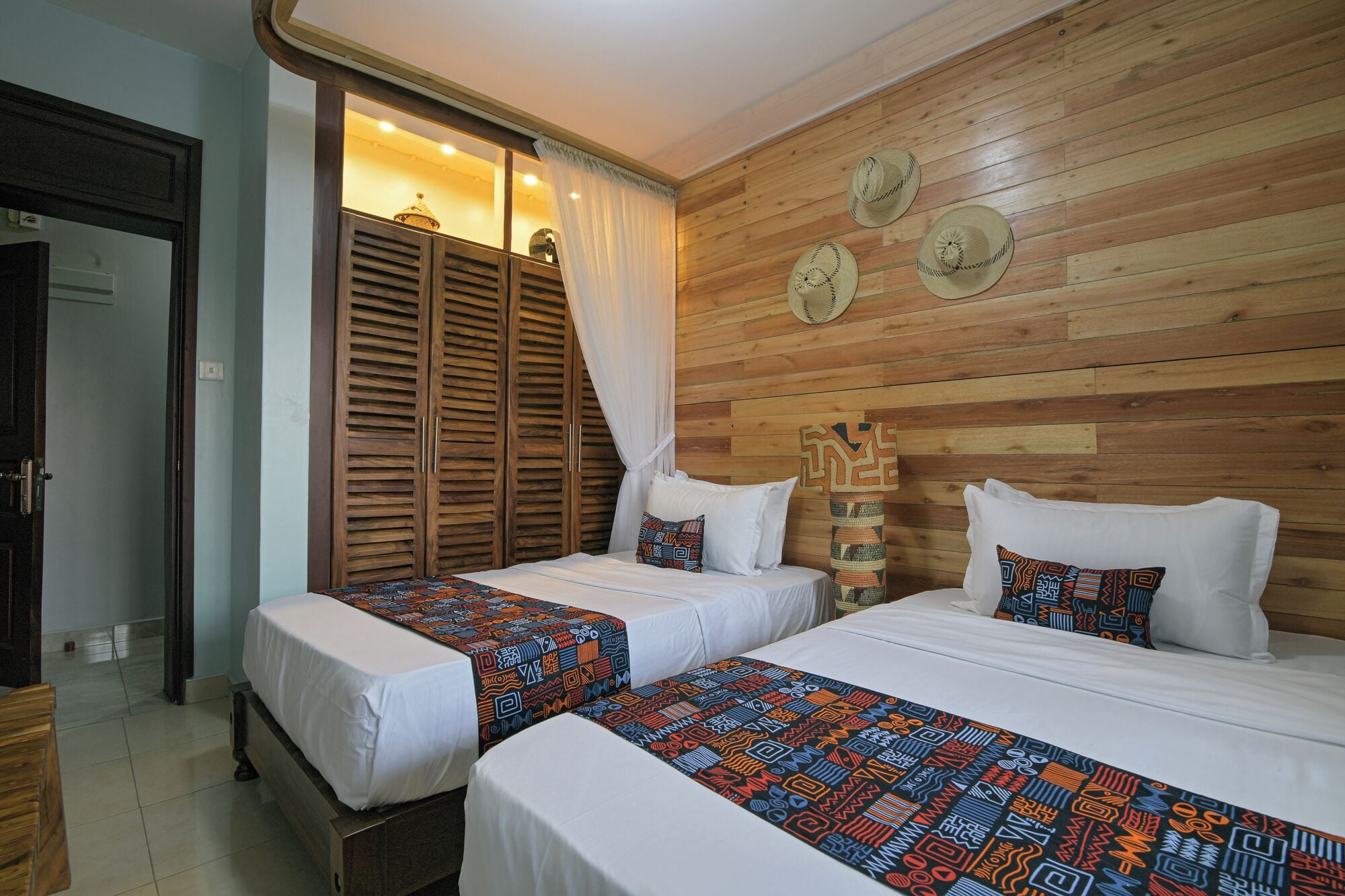 Perhehuoneisto, 2 makuuhuonetta, siivous, kaupunkinäköala | Työpöytä, kannettavalle tietokoneelle sopiva työtila, pimennysverhot