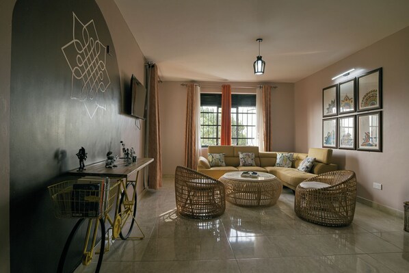 Apartament familiar, 2 dormitoris, servei de neteja, vistes a la ciutat | Sala d'estar | Impressores
