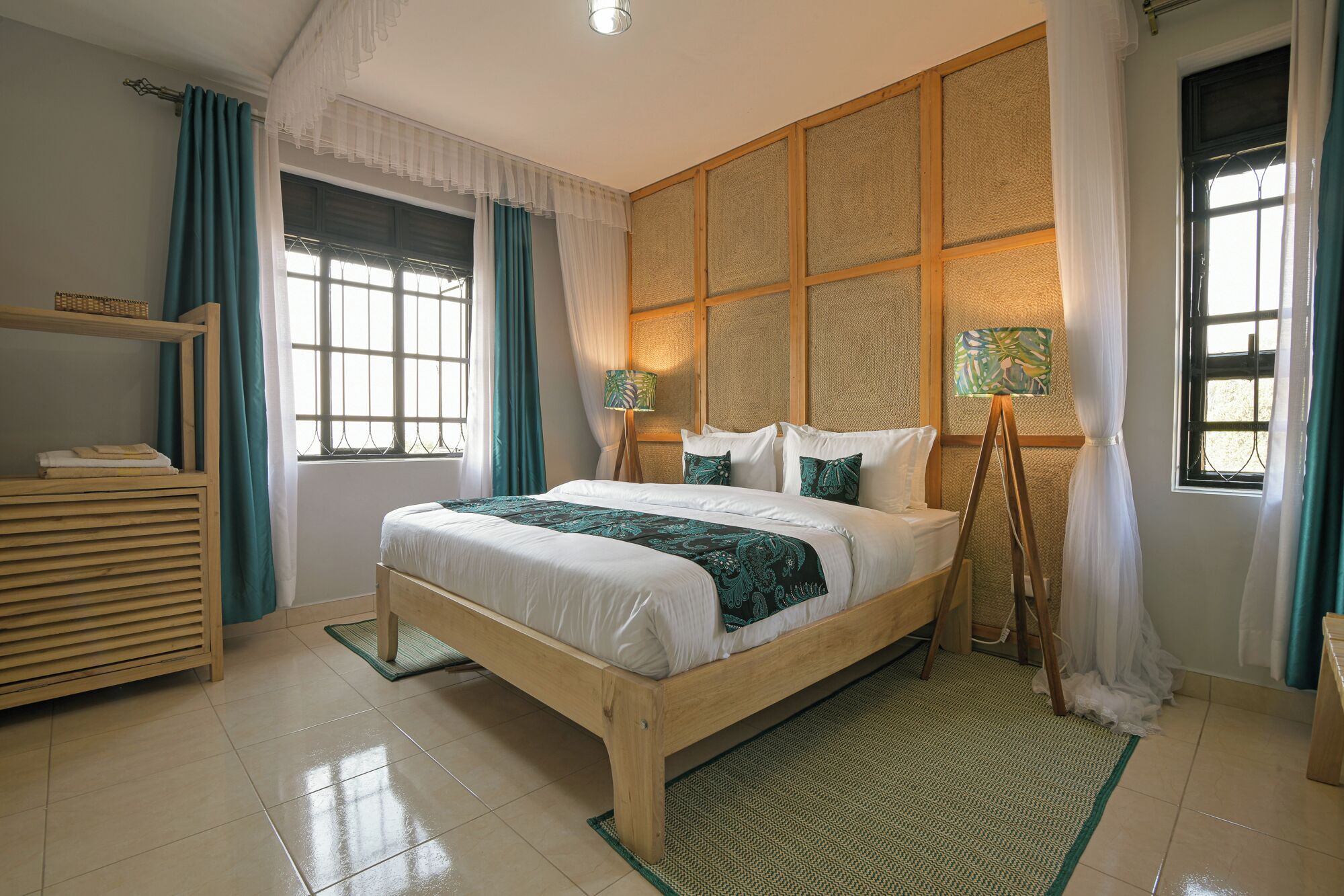 Escritorio, espacio para trabajar con un portátil, cortinas opacas