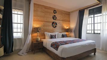 Apartamento familiar, 2 habitaciones, Servicio de limpieza, vistas a la ciudad | Escritorio, espacio para trabajar con un portátil, cortinas opacas