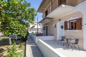 Outdoor dining - Sunny Sofi Studios (Planos)