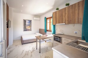 1 bedroom, iron/ironing board, bed sheets - Sunny Sofi Studios (Planos)