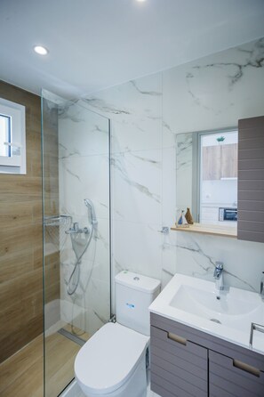 Hair dryer, towels, soap, toilet paper - Sunny Sofi Studios (Planos)