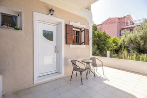 Outdoor dining - Sunny Sofi Studios (Planos)