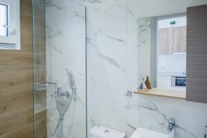 ヘアドライヤー、タオル、石鹸、トイレットペーパー