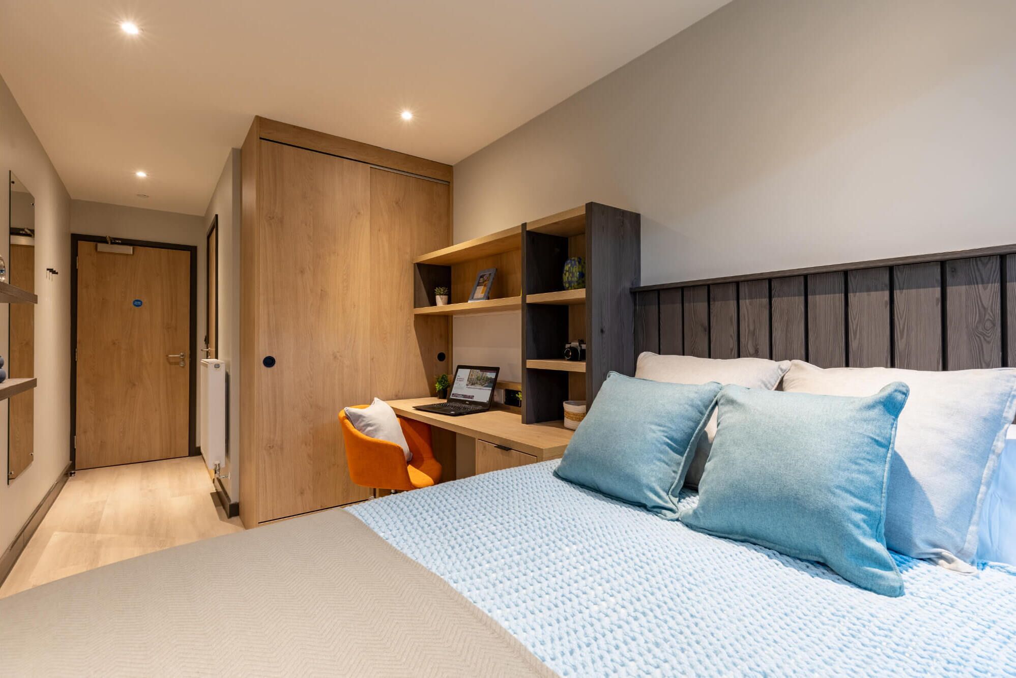 Une chambre à coucher avec un lit, un bureau et une armoire.