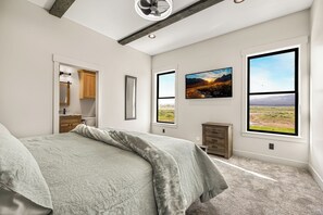 7 bedrooms, travel crib, free WiFi, bed sheets