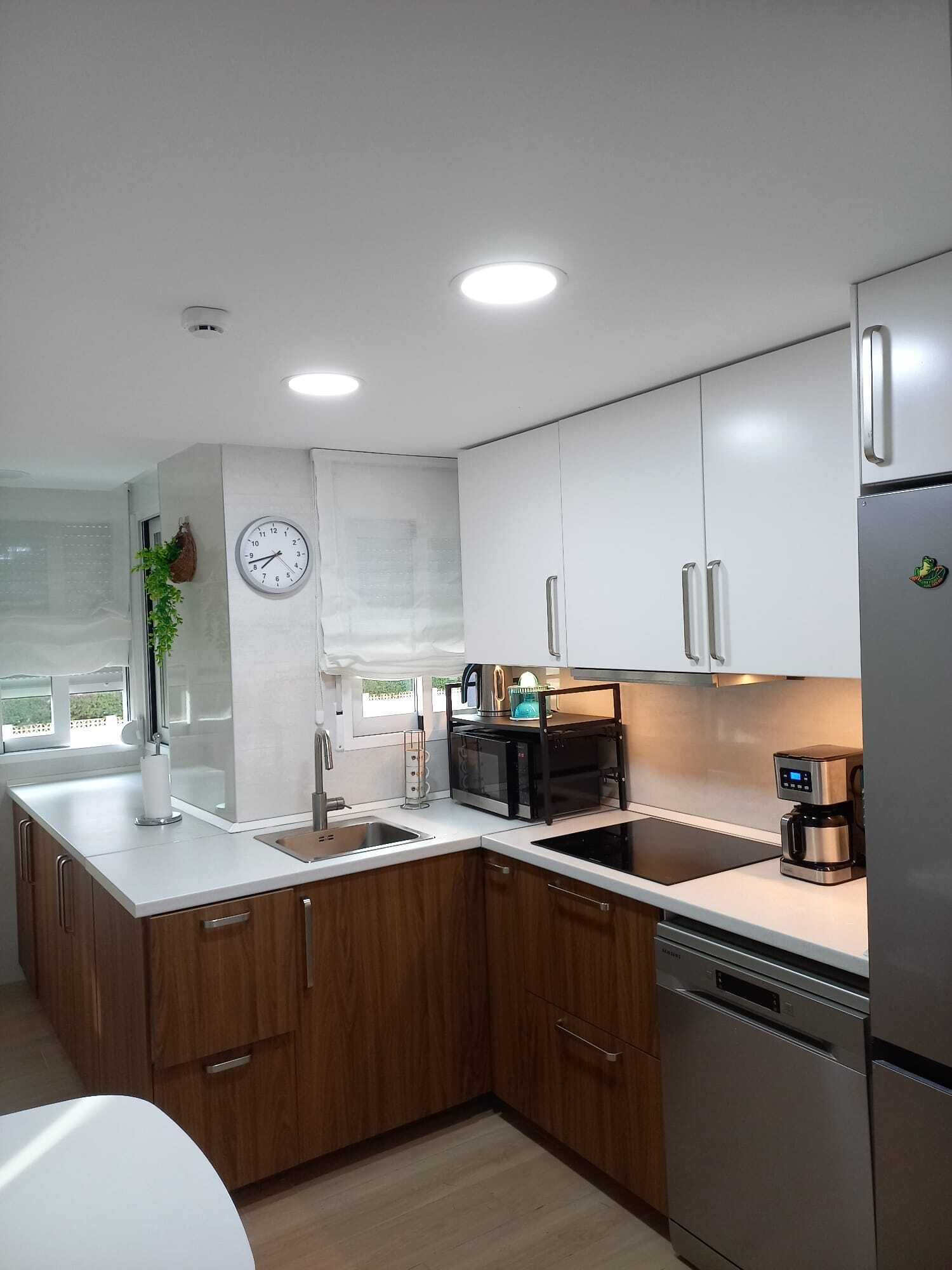 Micro-ondes, plaque de cuisson, lave-vaisselle