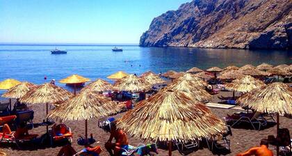 Golden Sunrise Suites - Santorini Pool Bliss Suite