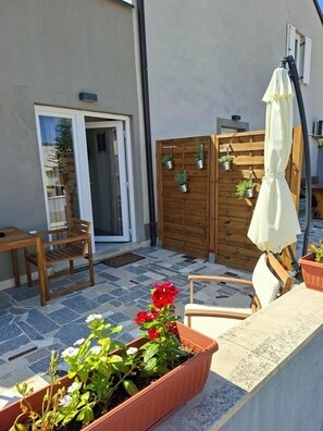 Exterior detail - Newly built and decorated cute studio with a terrace overlooking the garden. (Pula)